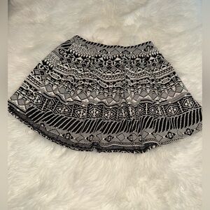 Chic Black and White Geometric Mini Skirt